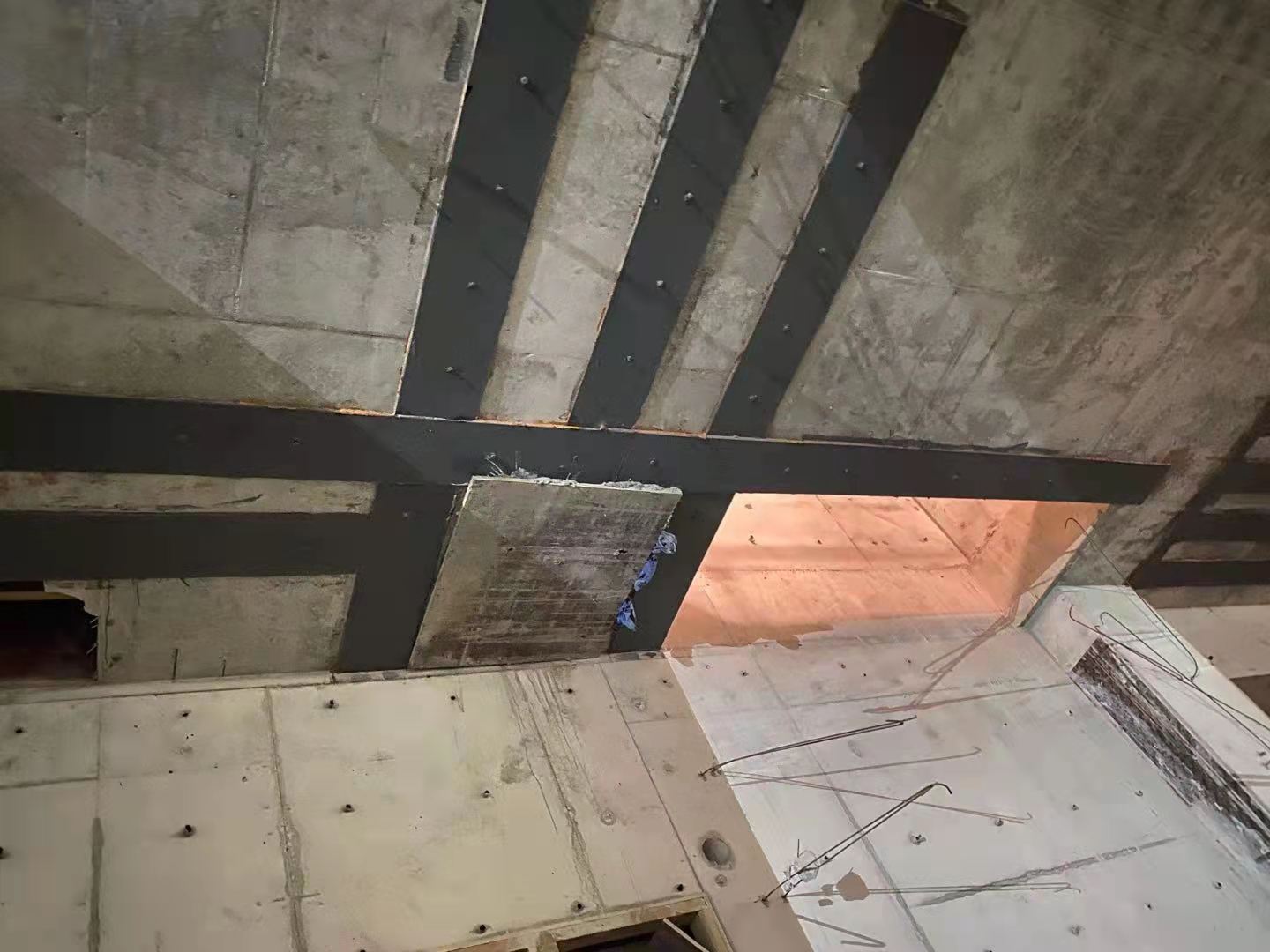 龙潭楼板开洞用粘钢加固还是碳纤维布加固
